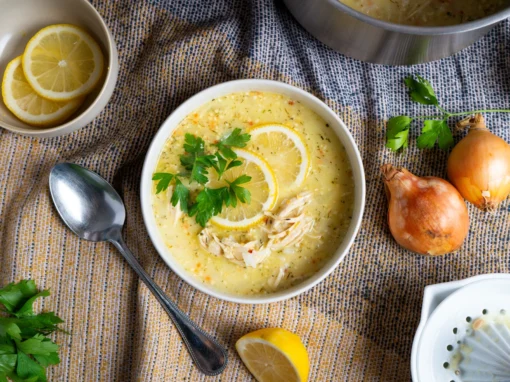 Avgolemono – traditionelle griechische Hühnersuppe mit Reis & Zitrone