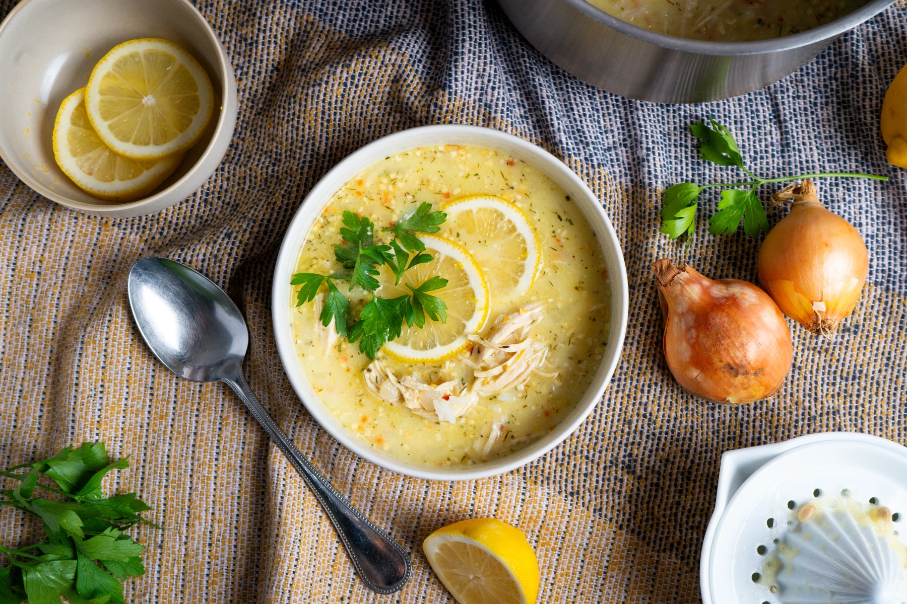 Rahmwirsing mit Speckwürfeln, cremig in Sahnesauce zubereitet