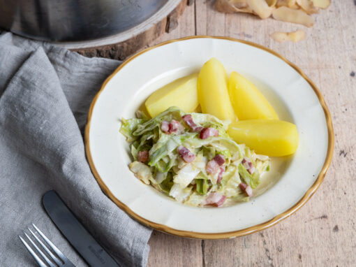 Rahmwirsing mit Speck – cremige Beilage für die Winterküche