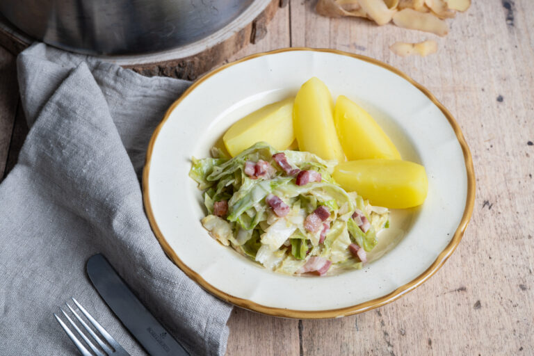 Rahmwirsing mit Speck – cremige Beilage für die Winterküche