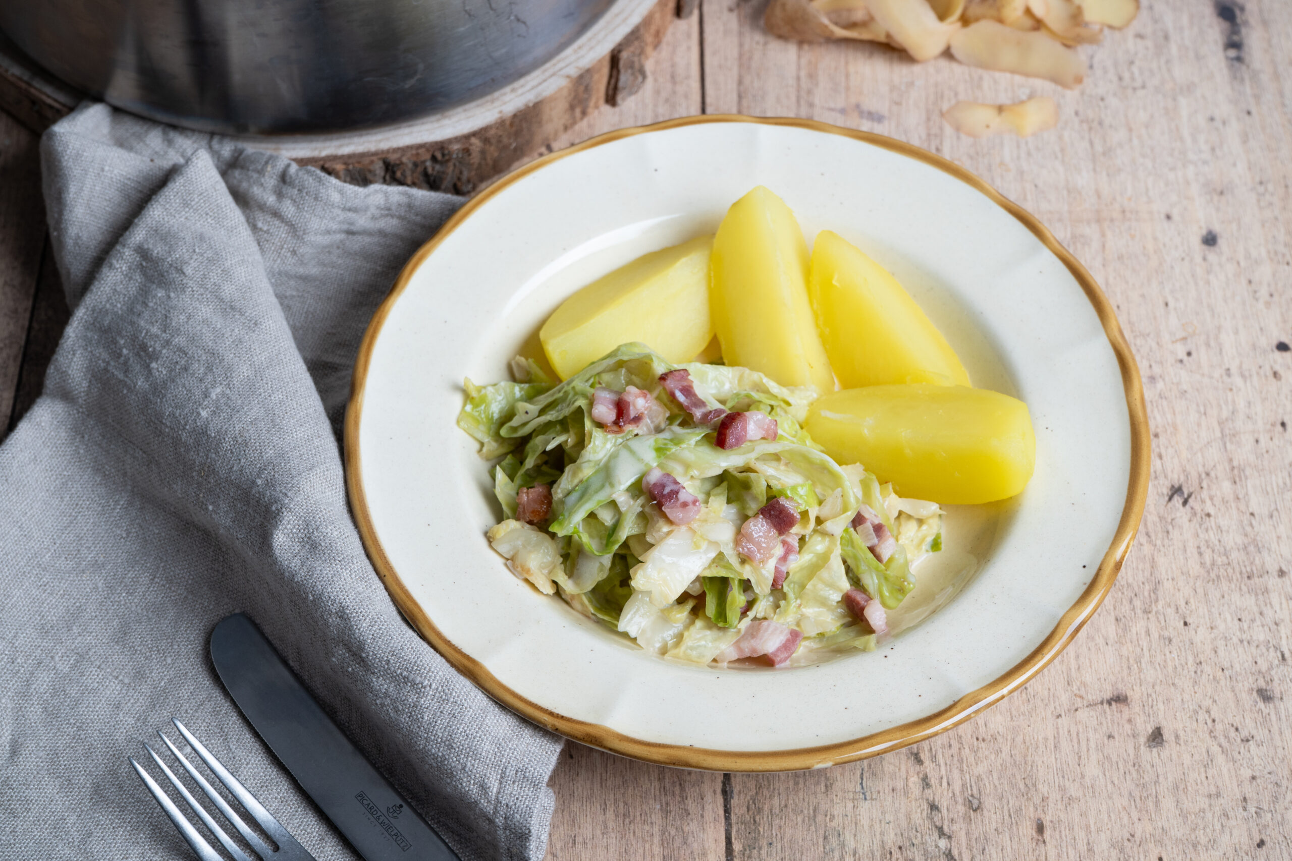 Rahmwirsing mit Speckwürfeln, cremig in Sahnesauce zubereitet