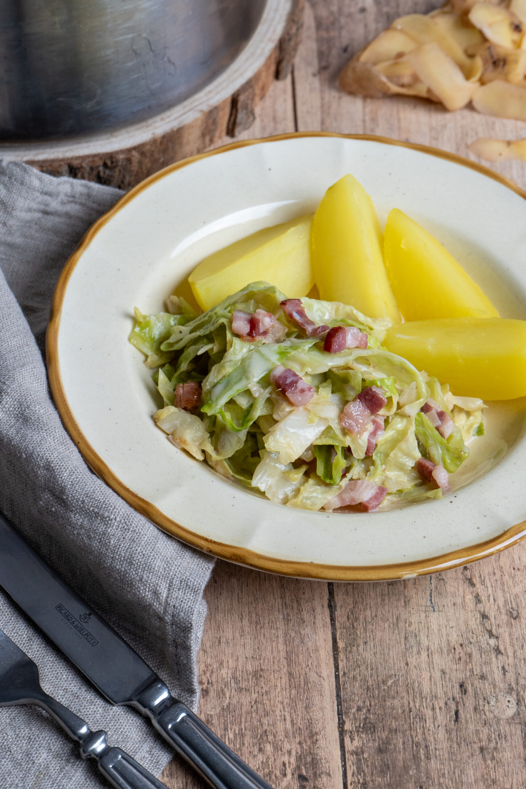 Rahmwirsing mit Speck – cremige Wirsing-Beilage einfach gemacht