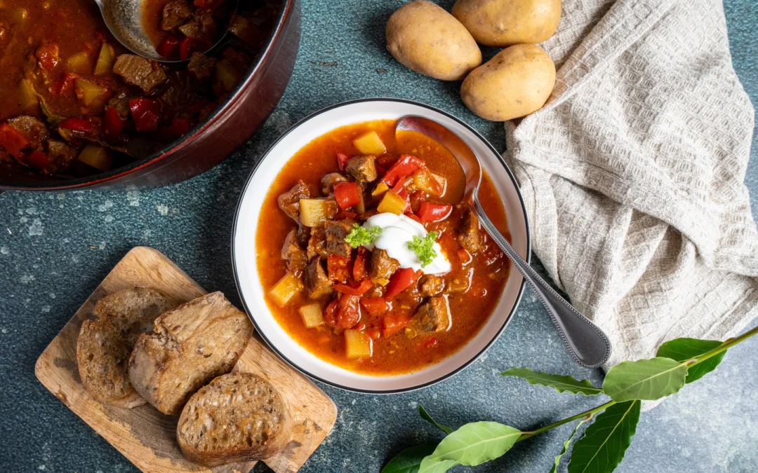 Gulaschsuppe mit Kartoffeln und Paprika