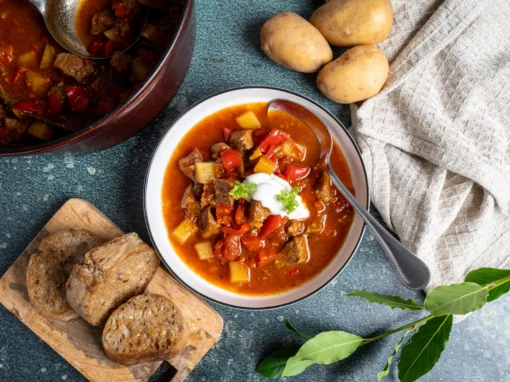 Gulaschsuppe mit Kartoffeln und Paprika