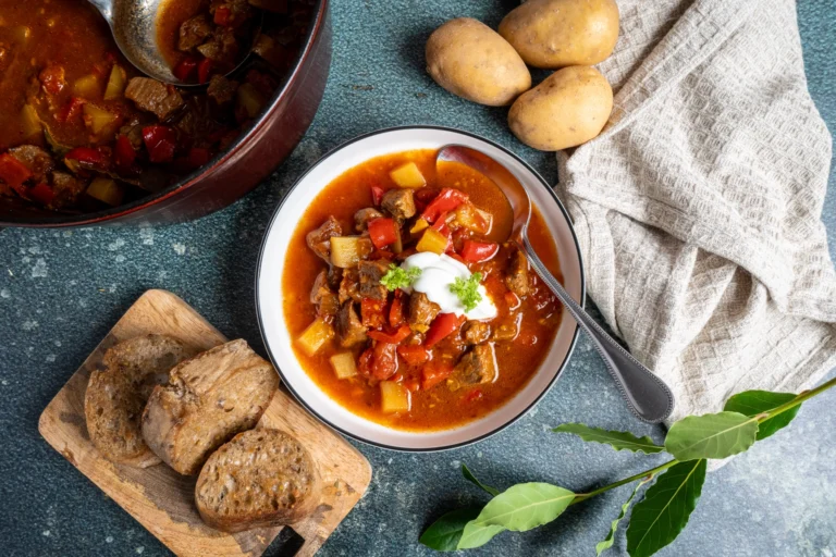 Gulaschsuppe mit Kartoffeln und Paprika