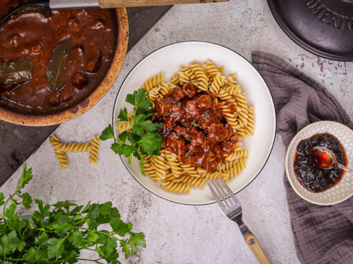 Gulasch aus dem Römertopf – zart, saftig & aromatisch