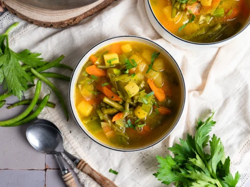 Klare Gemüsesuppe mit Bohnen und Karotten
