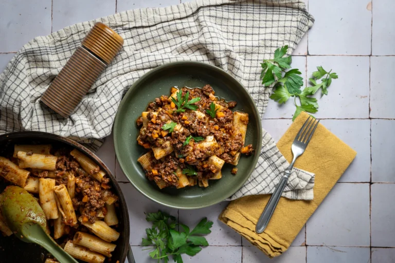 Wildschweinbolognese – kräftiges Ragù mit Rotwein & Kräutern