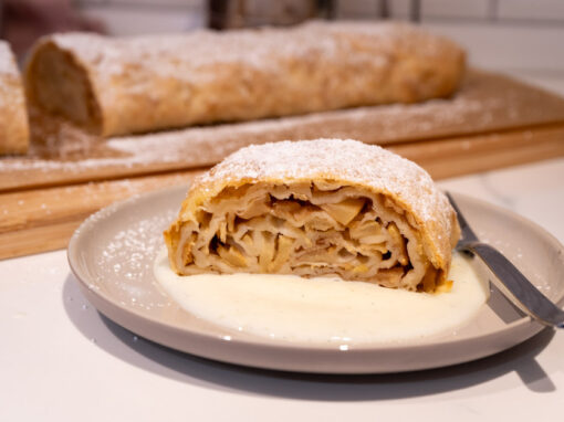 Apfelstrudel mit selbst gezogenem Strudelteig