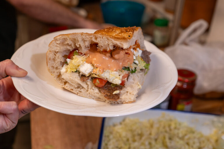 Döner Kebab: Herkunft, Entwicklung und moderne Varianten