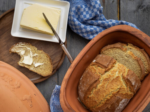 Buttermilch-Dinkelbrot aus dem Römertopf