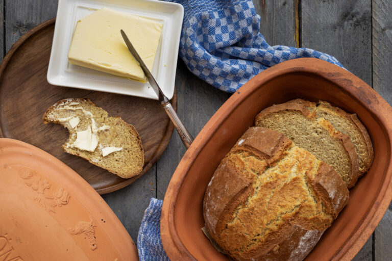 Buttermilch-Dinkelbrot aus dem Römertopf