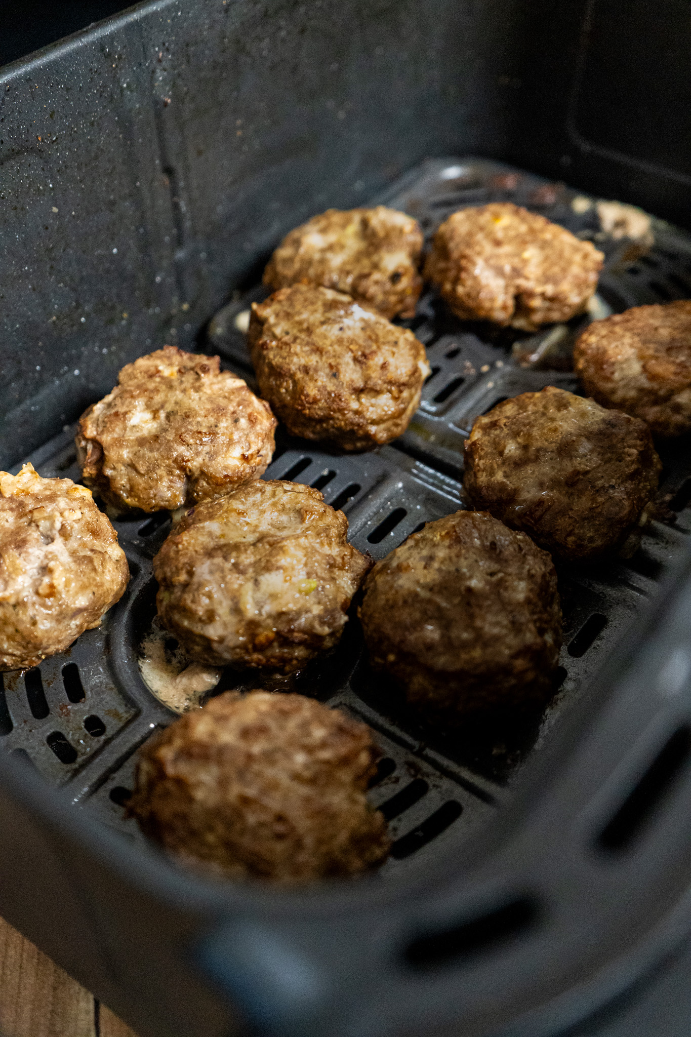 Frikadellen-aus-der-Heißluftfritteuse-02-2 Mehrere Frikadellen werden in einer Heißluftfritteuse zubereitet.