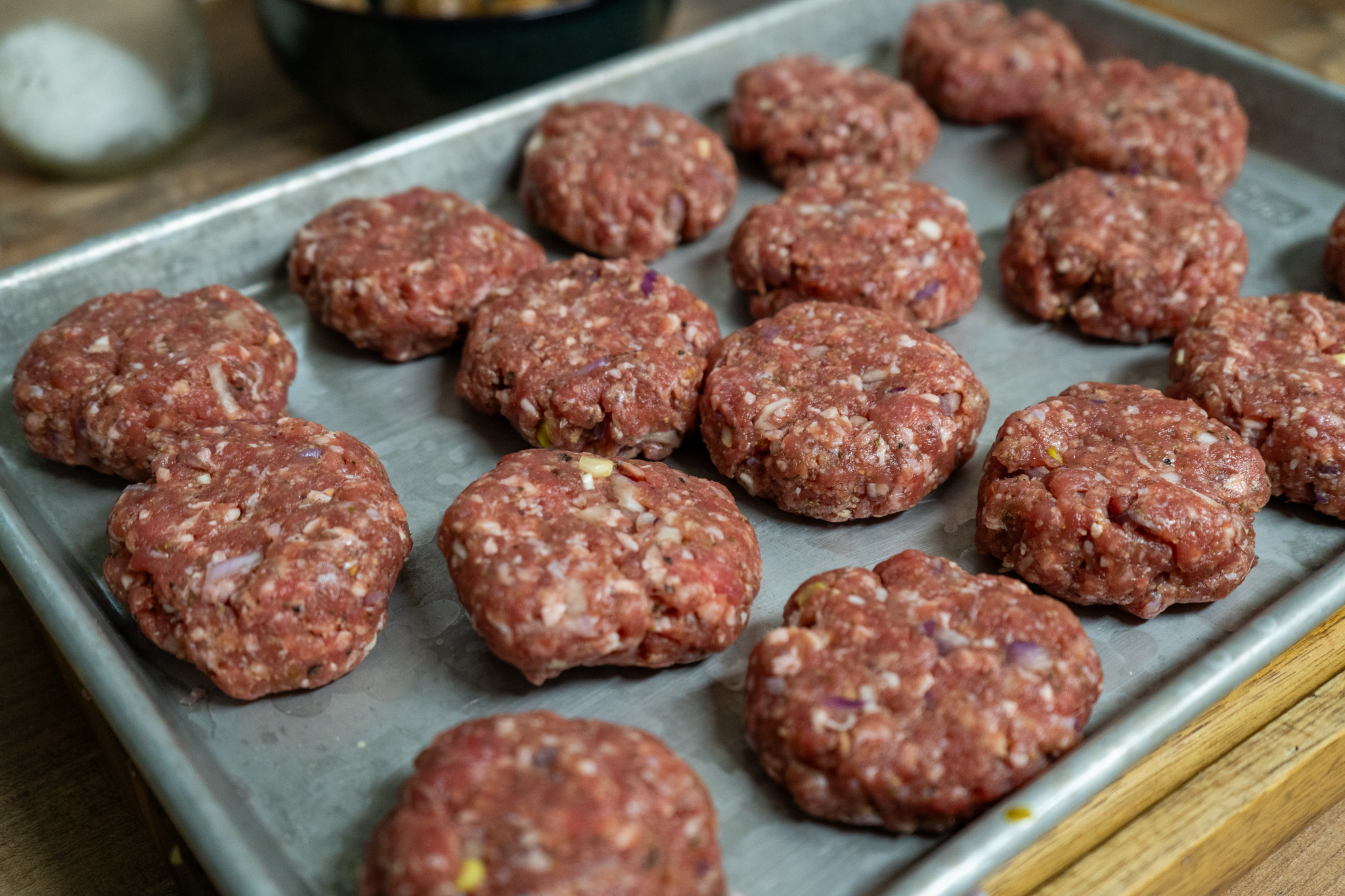 Frikadellen-aus-der-Heißluftfritteuse-05 Rohes Hackfleisch zu Patties geformt, auf einem Backblech zum Garen vorbereitet.