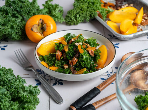 Grünkohlsalat mit Kaki, Pekannüssen, Aprikosen & Rosinen