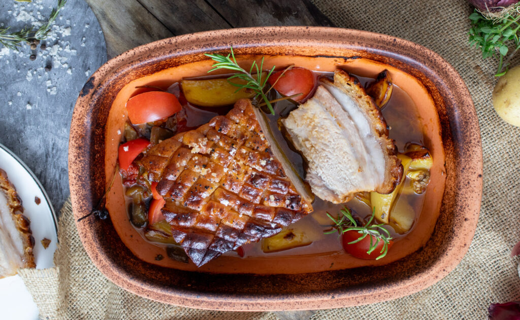 Krustenbraten mit Rautenschnitt im Römertopf