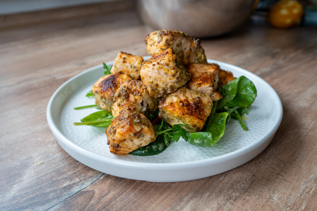 Knusprige Lachs-Bites auf Spinat