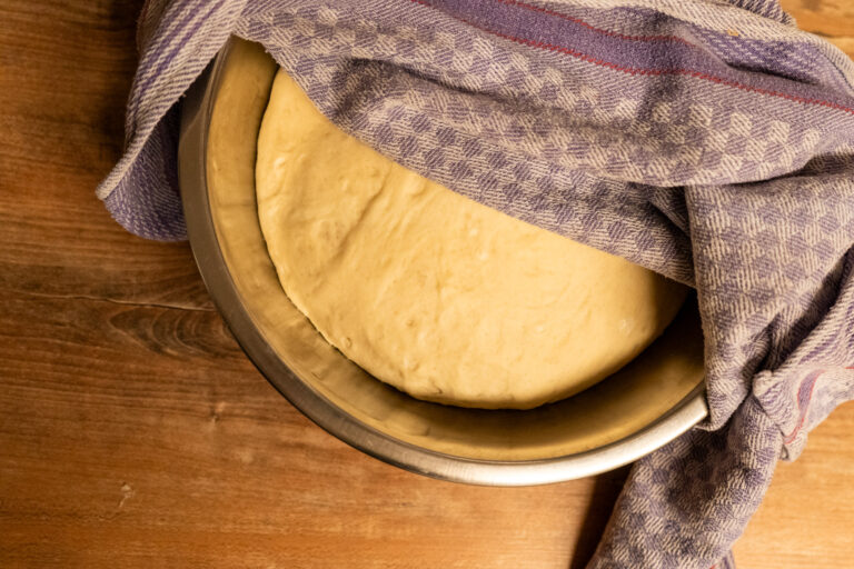 Einfacher Pizzateig – gelingsicher