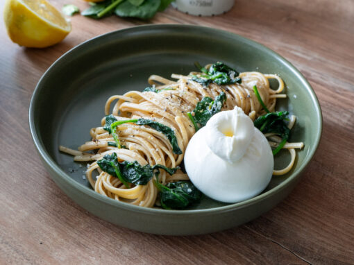 Cremige Zitronenpasta mit Spinat & Burrata – einfaches Rezept