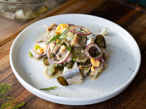 Matjessalat klassisch – einfaches Rezept mit Matjes, Gurken und Ei