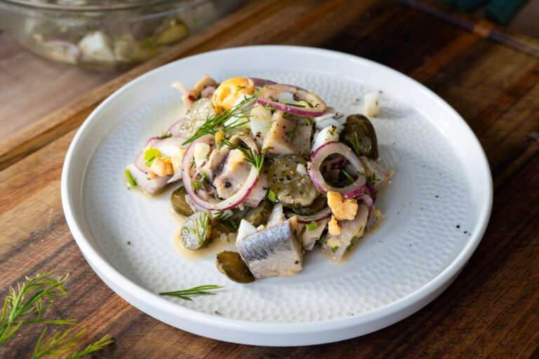Matjessalat klassisch – einfaches Rezept mit Matjes, Gurken und Ei