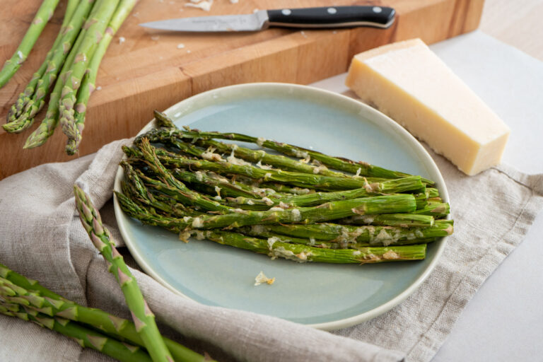 Knuspriger Spargel aus der Heißluftfritteuse mit Parmesan