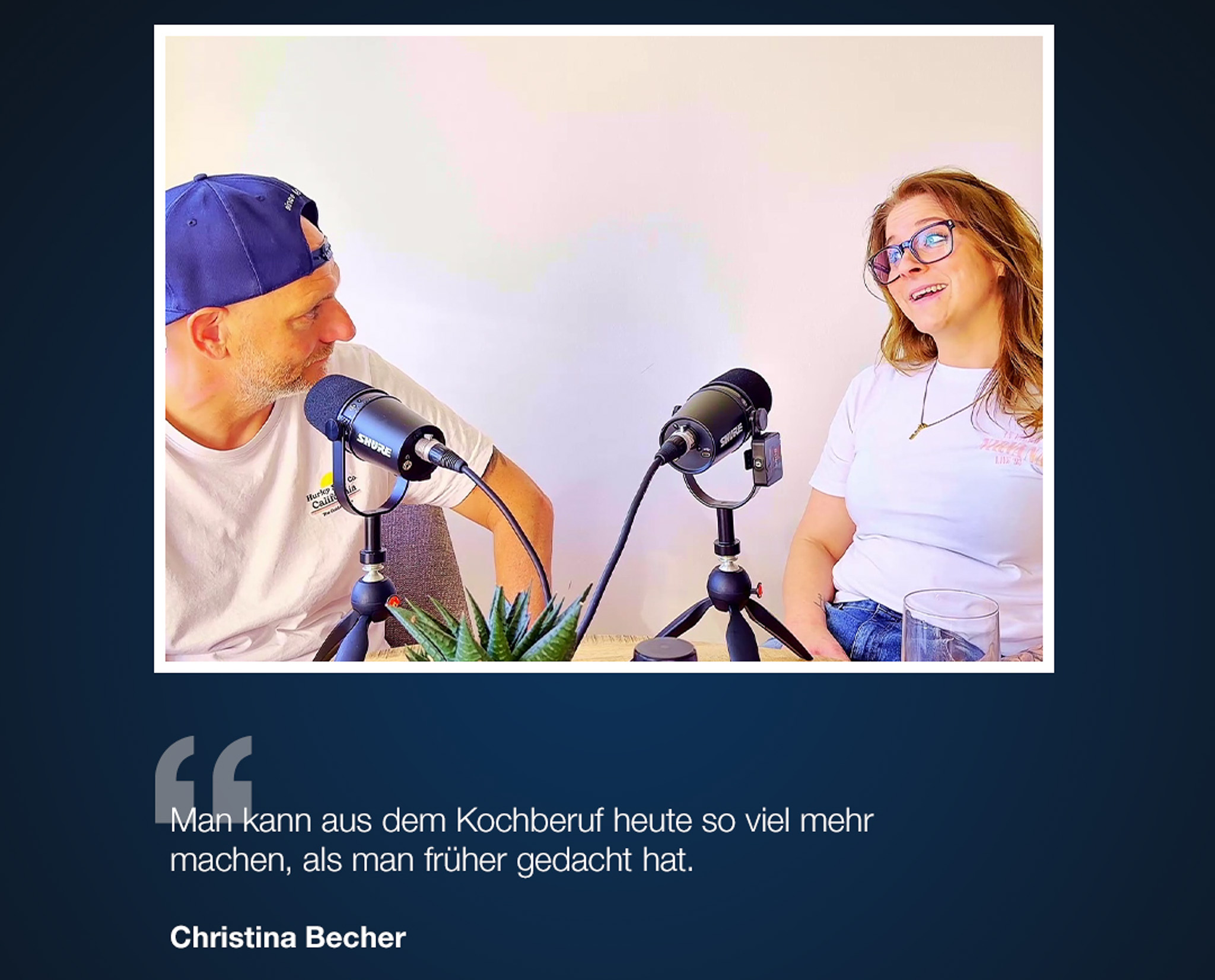 Ein Mann und eine Frau unterhalten sich in einem Podcast, jeweils vor einem Mikrofon. Ein Zitat ist darunter abgebildet.
