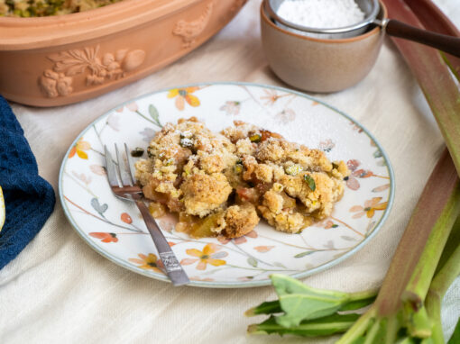 Rhabarber Crumble aus dem Römertopf – einfach saftiges und knuspriges Dessert