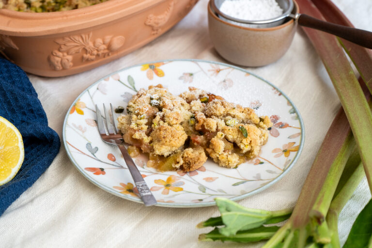 Rhabarber Crumble aus dem Römertopf – einfach saftiges und knuspriges Dessert