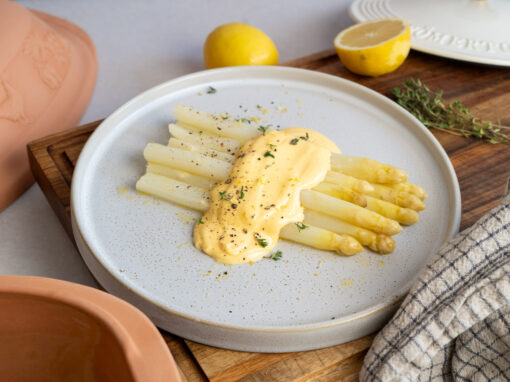 Weißer Spargel aus dem Römertopf mit schneller Hollandaise