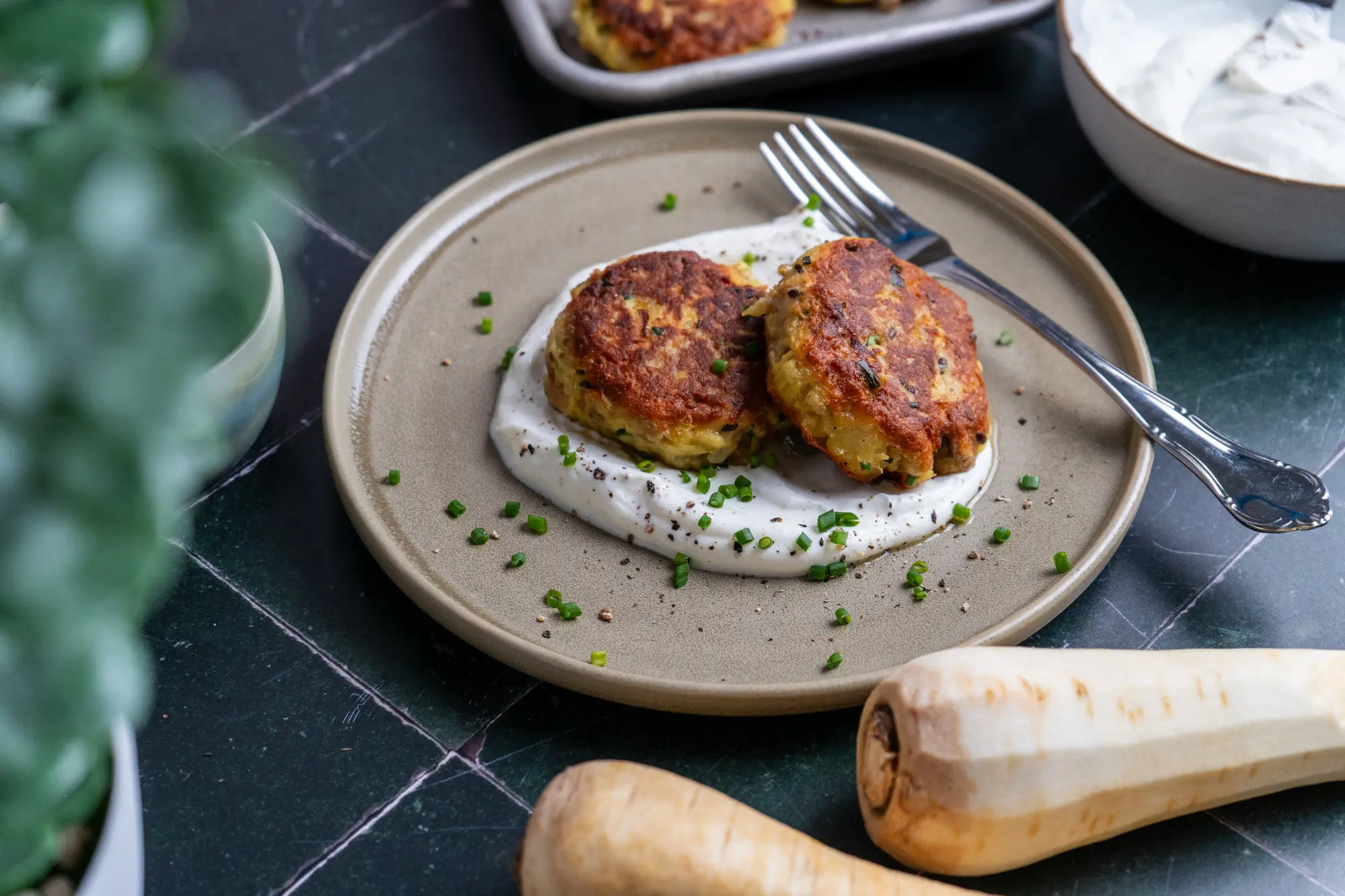 Schüssel mit gewürzten, gebratenen Tofuwürfeln auf gelbem Stofftuch.