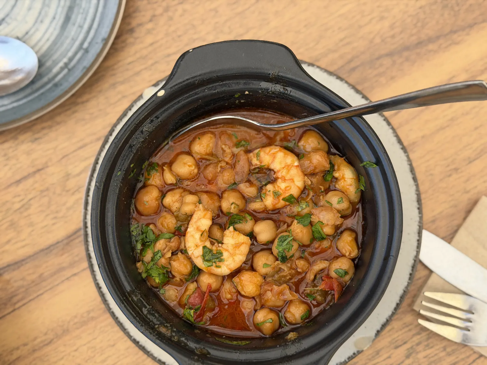 Garbanzos mit Langostinos.