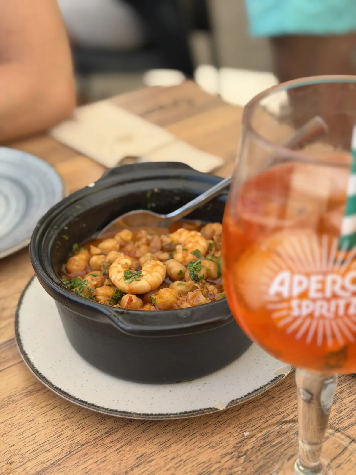 Garbanzos und Aperol Spritz.