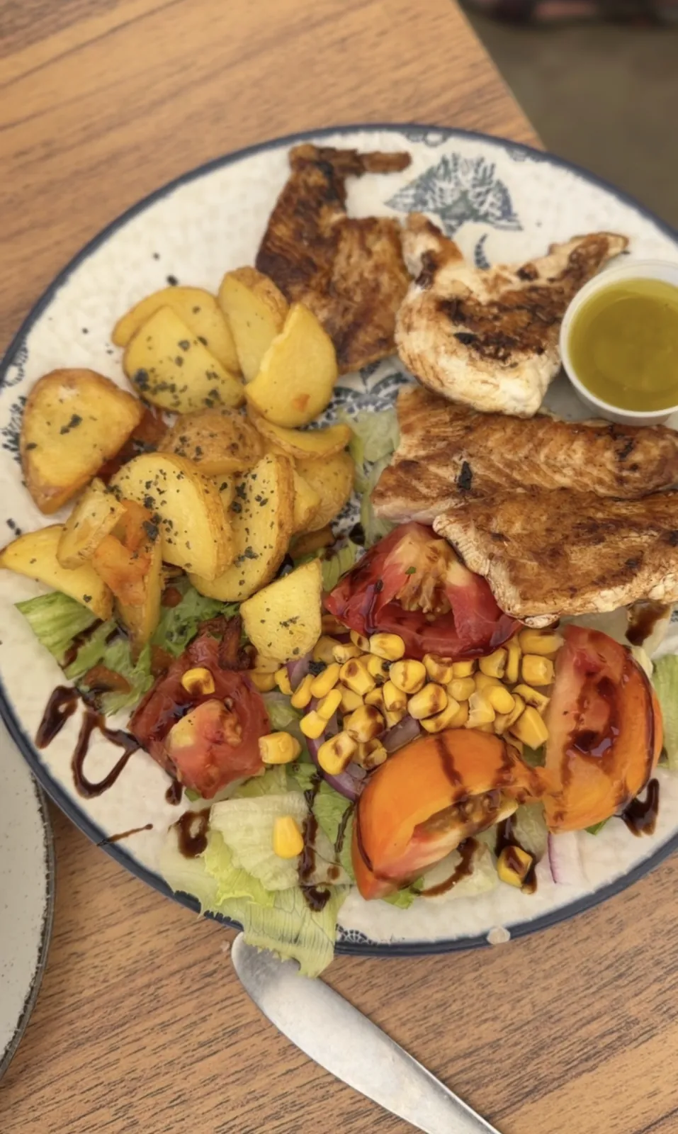 Salat mit Kartoffeln und Fisch.