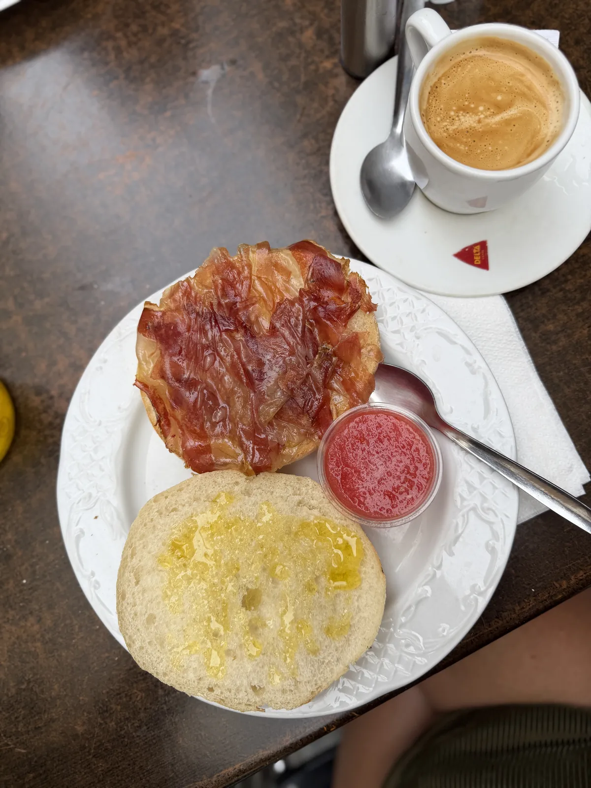 Mollete mit Jamón, Brötchen mit Olivenöl und Tomate.