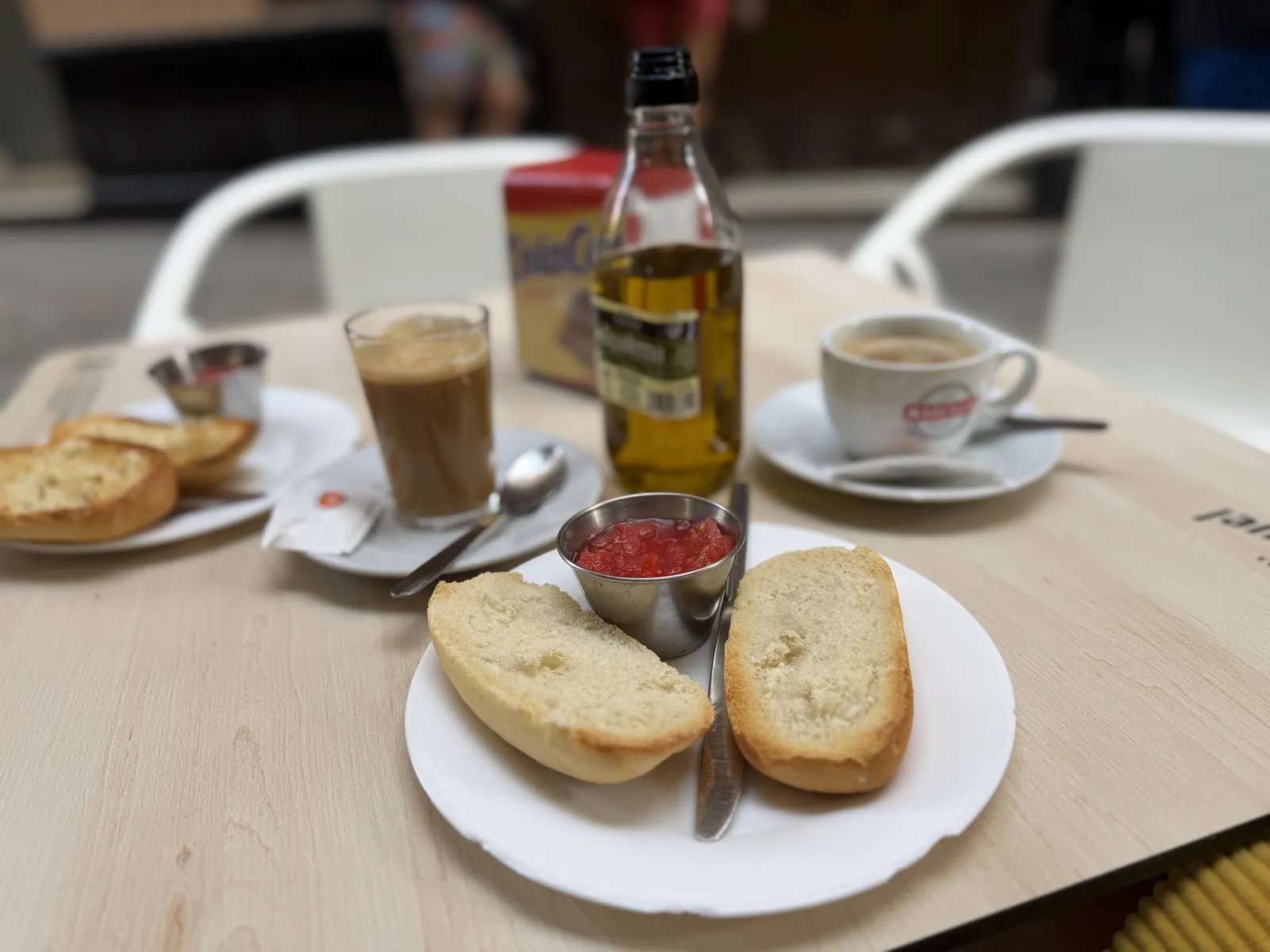 Frühstückstisch im El Tentenpié mit Tostada, Tomate und Olivenöl.