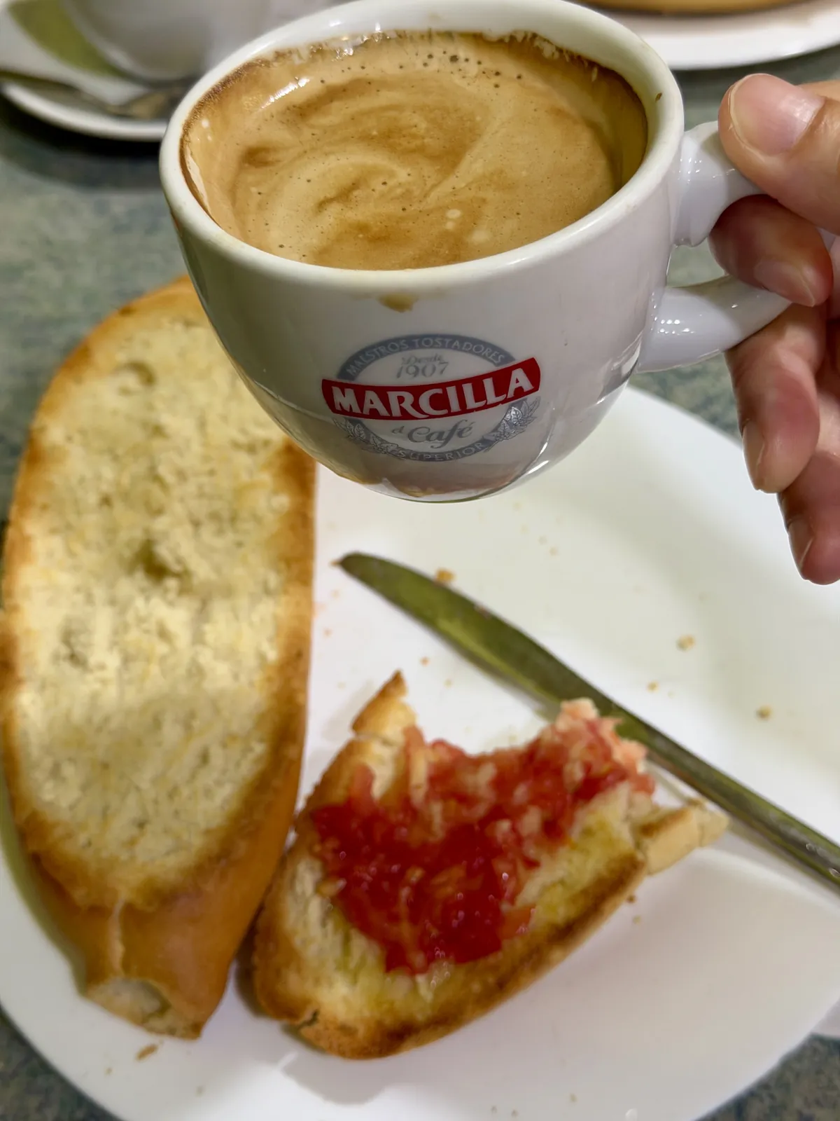 Café con leche und Tostada.