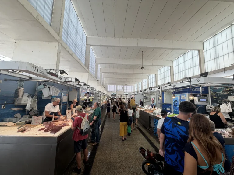 Blick in die große Halle des Mercado Central de Cádiz mit Fischständen und vielen Besuchern.