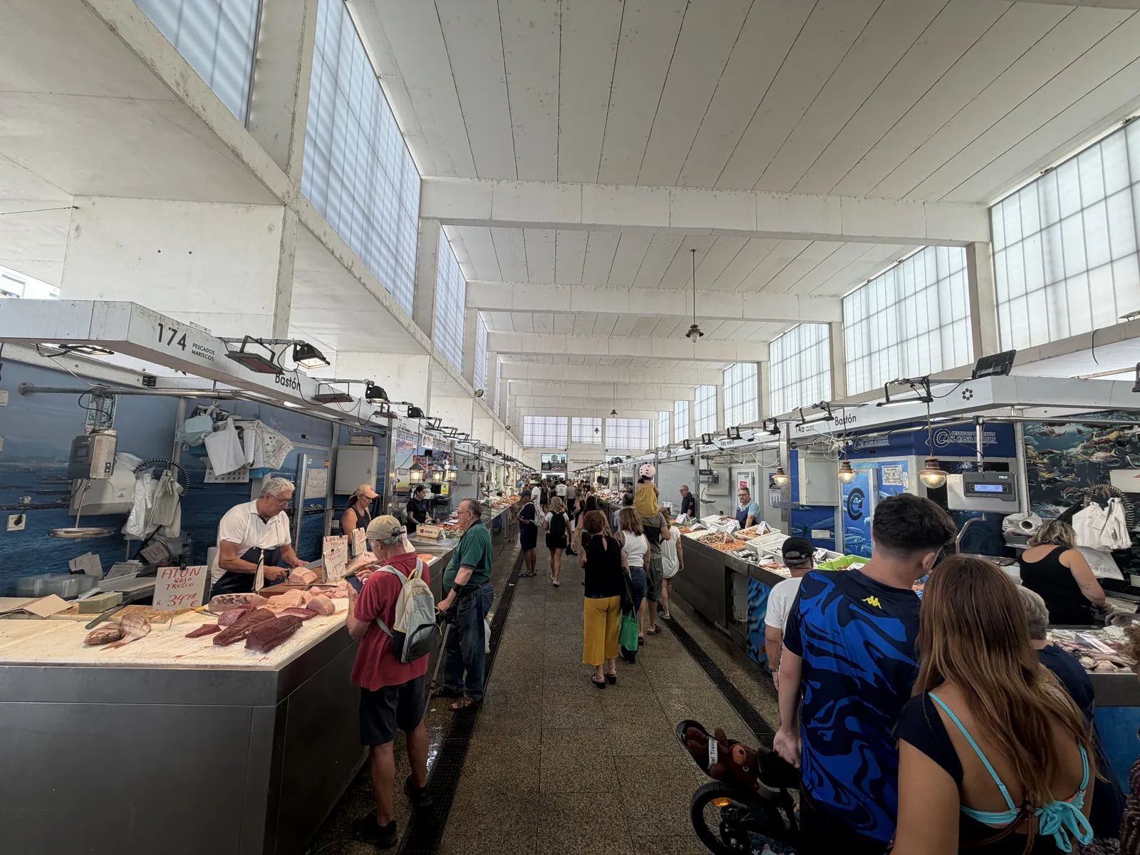 Blick in die große Halle des Mercado Central de Cádiz mit Fischständen und vielen Besuchern.