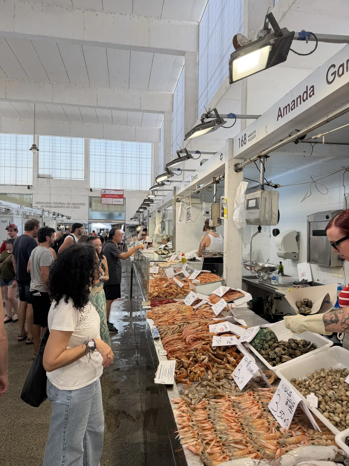 Fischstand mit Garnelen und Muscheln.