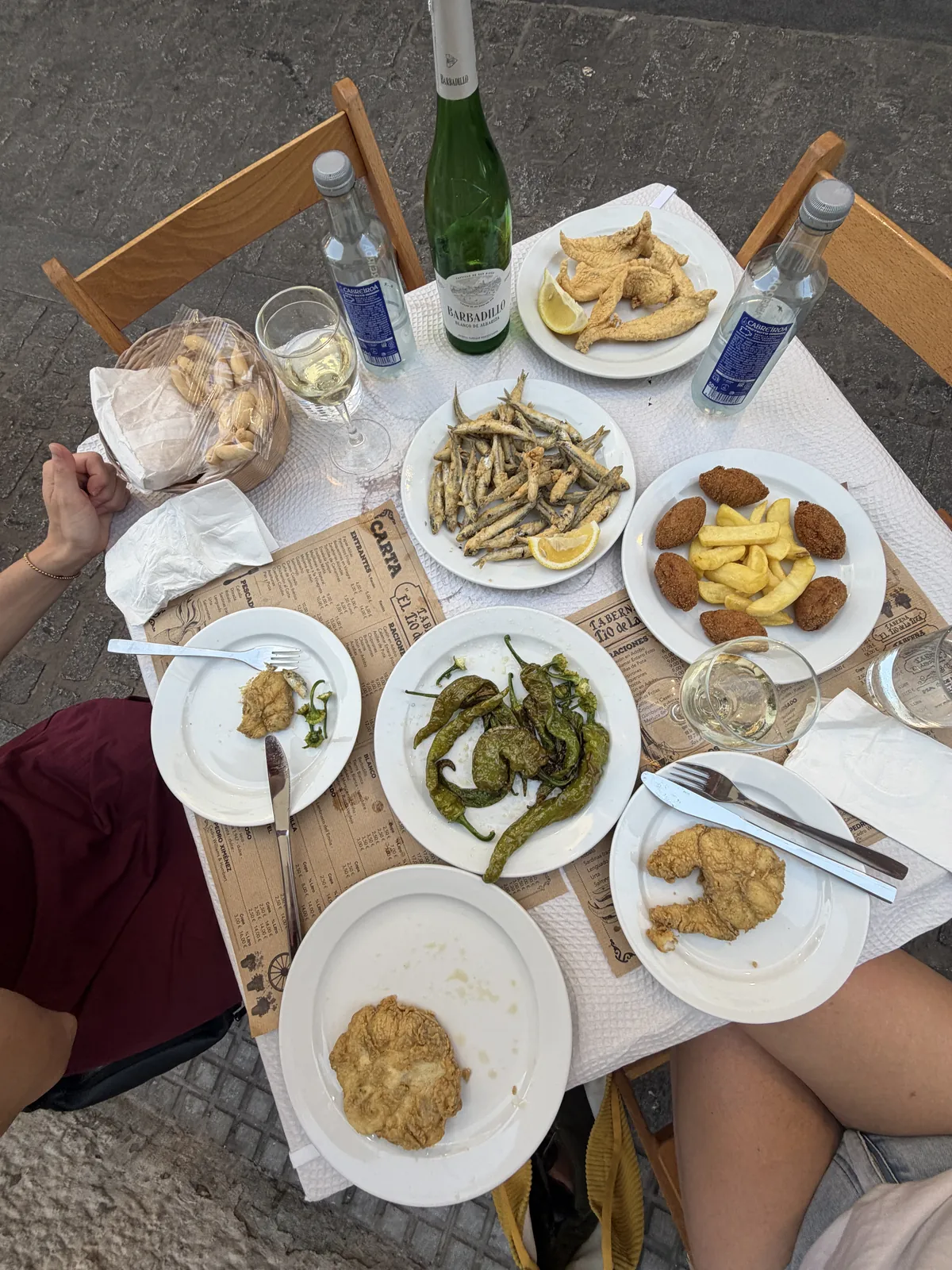 Draufsicht auf unseren Tisch mit vielen Tapas.