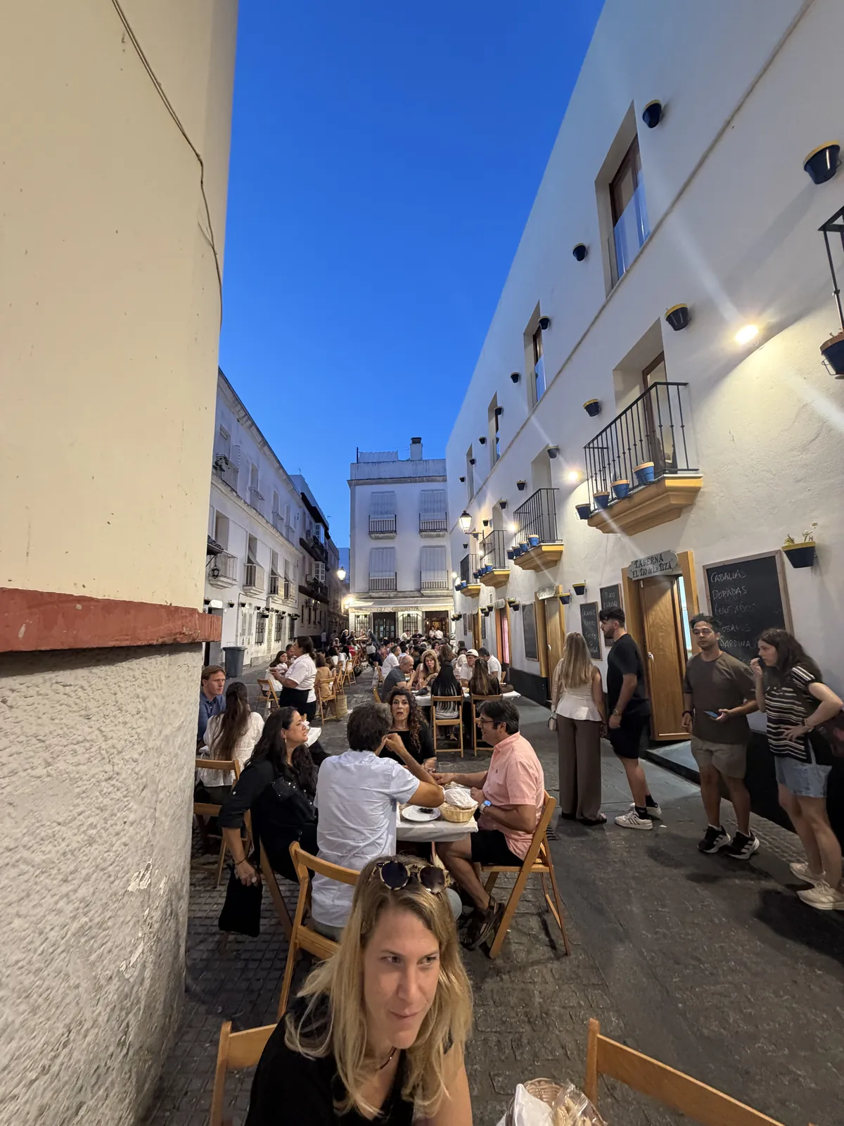 Die Gasse in der blauen Stunde.