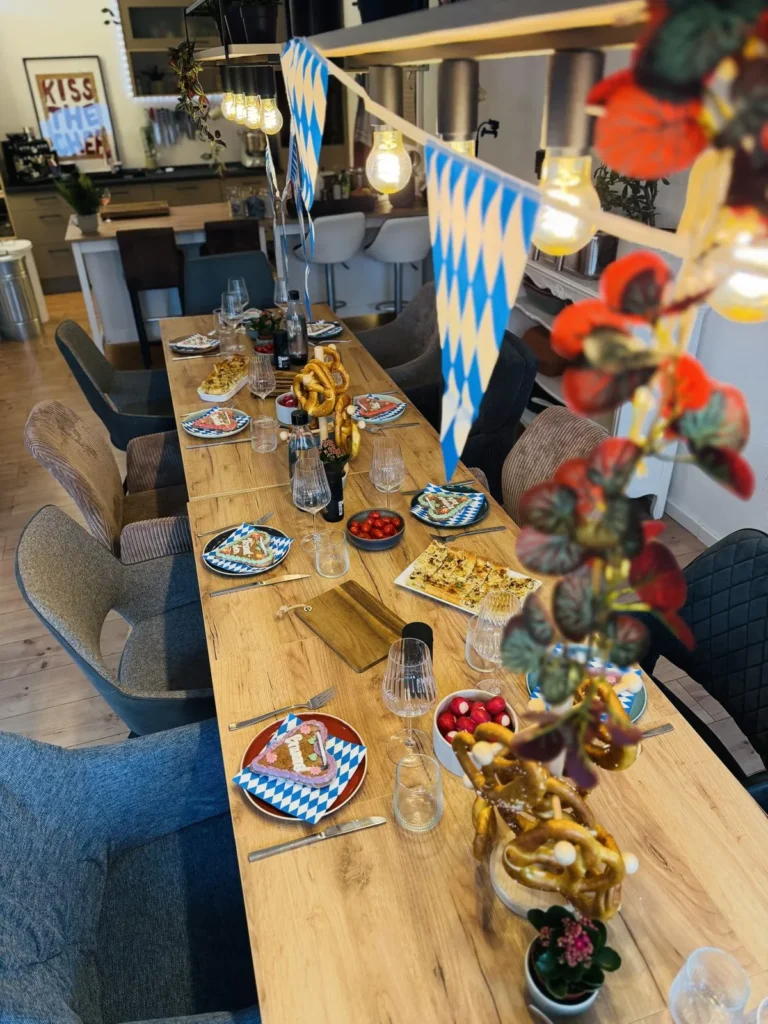 Lange Tafel mit Brezeln, Dips und bayerischer Deko für eine kleine Veranstaltung