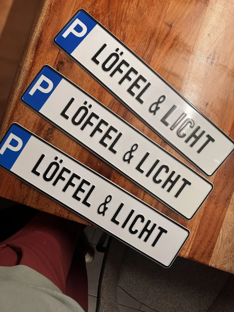 Drei Parkplatzschilder mit der Aufschrift Löffel & Licht