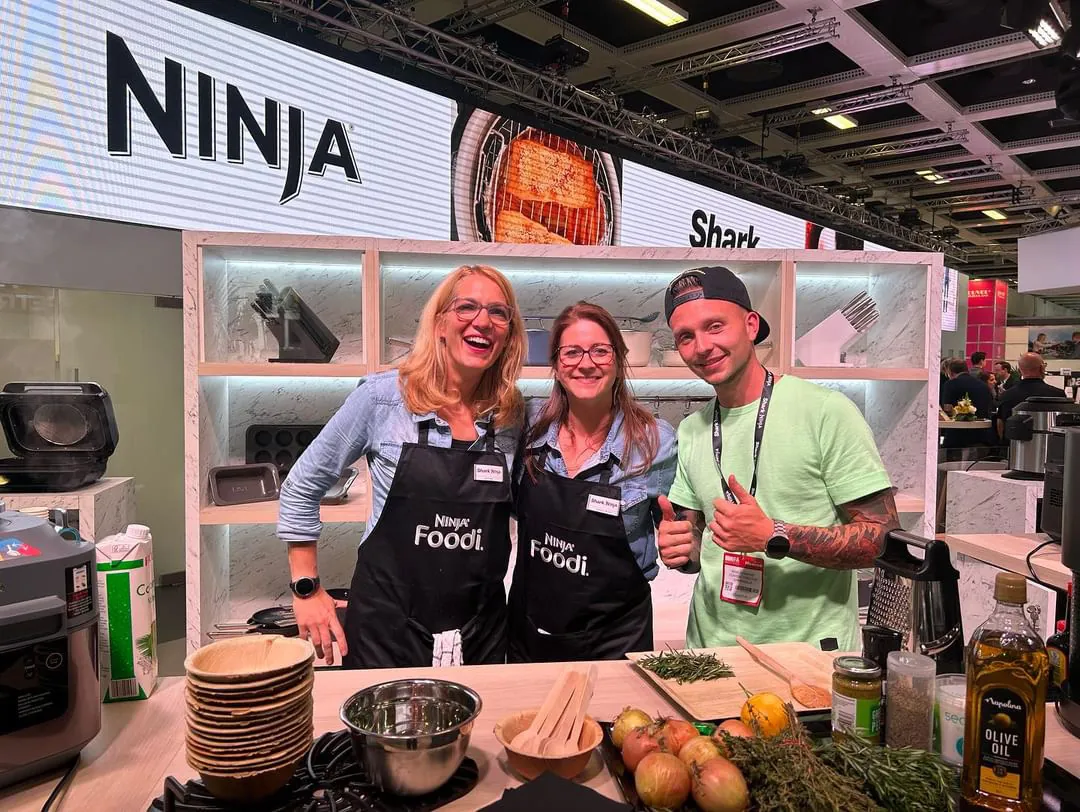 Christina Becher mit zwei Kollegen am Ninja-Messestand auf der IFA 2023.