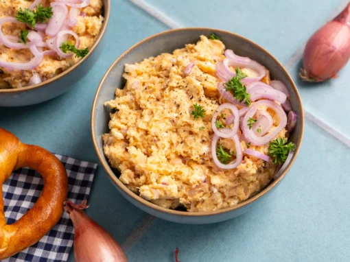 Obatzda mit Schalotten und frisch gemörsertem Kümmel